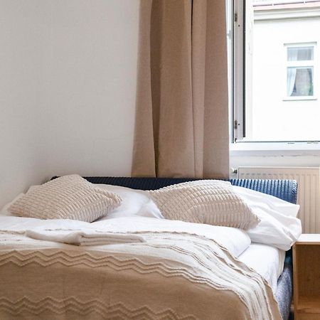 Prime Location & Peaceful Shared 2 Bedroom Apt With Backyard 维也纳 外观 照片