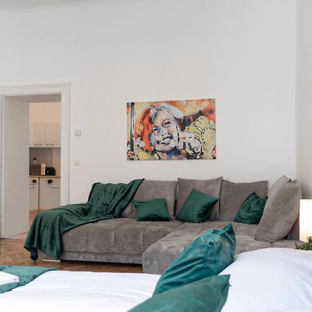 Prime Location & Peaceful Shared 2 Bedroom Apt With Backyard 维也纳 外观 照片