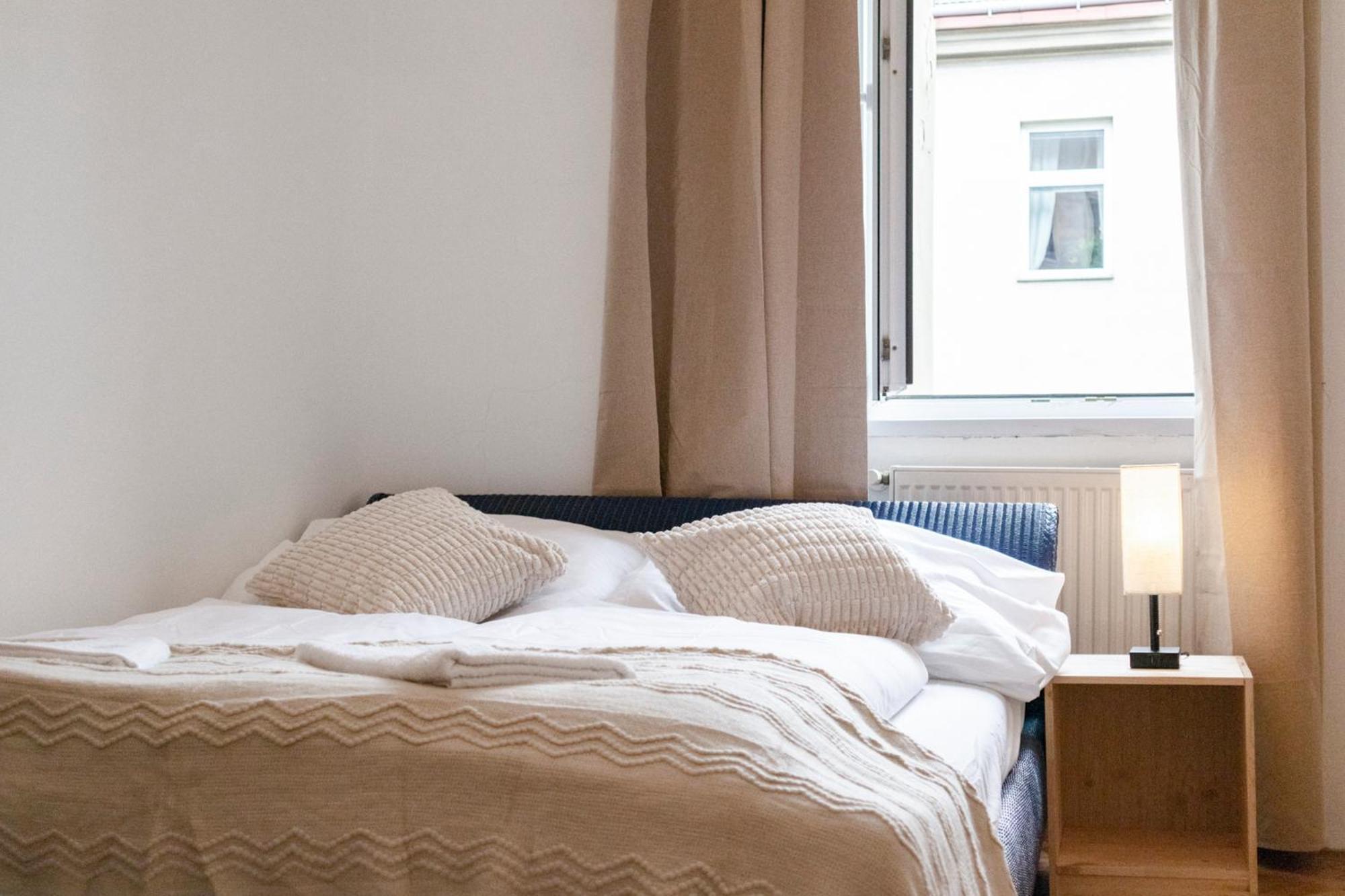 Prime Location & Peaceful Shared 2 Bedroom Apt With Backyard 维也纳 外观 照片