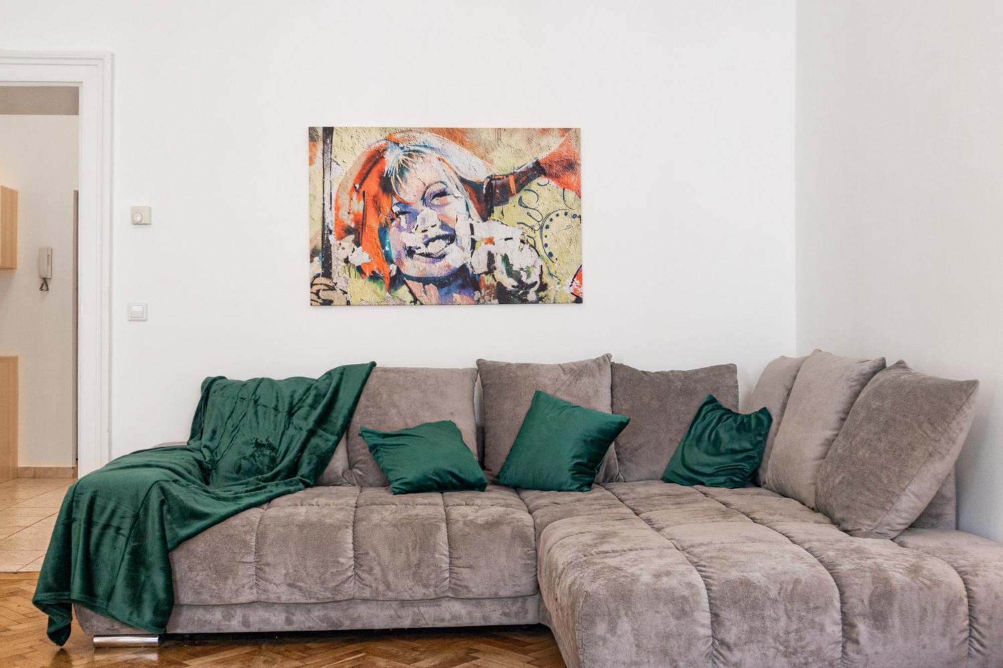 Prime Location & Peaceful Shared 2 Bedroom Apt With Backyard 维也纳 外观 照片
